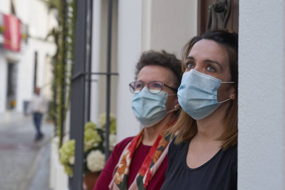 Almonte se engalana pese a no ver a la Virgen del Rocío por sus calles