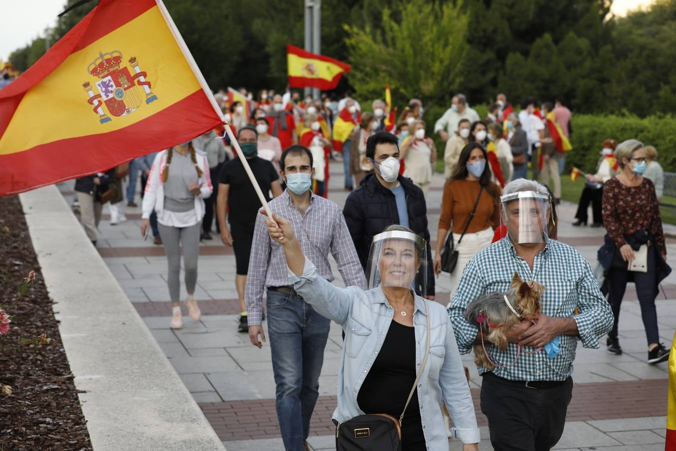 En imágenes, centenares de cordobeses protestan contra Sánchez en el Vial