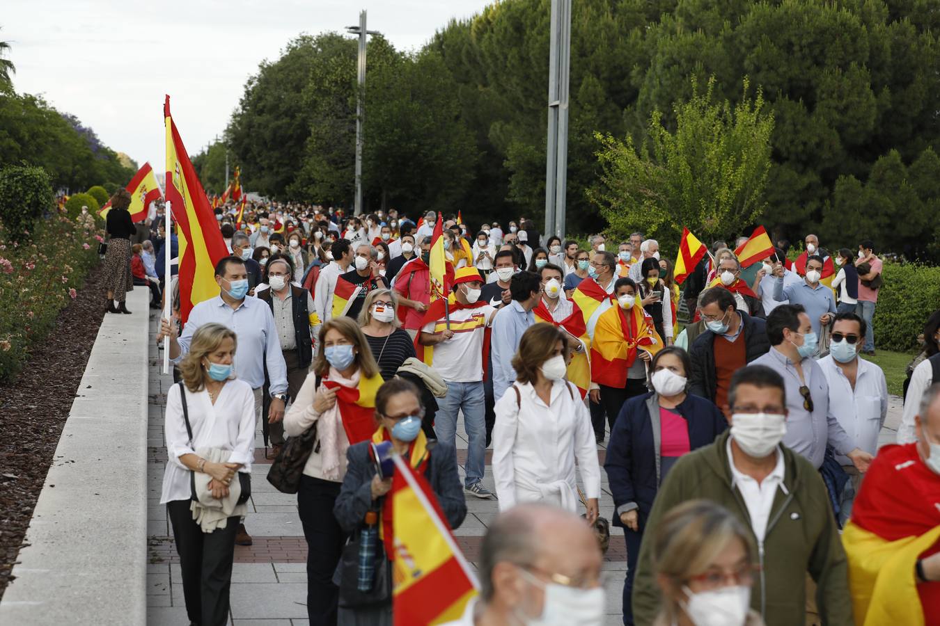 En imágenes, centenares de cordobeses protestan contra Sánchez en el Vial