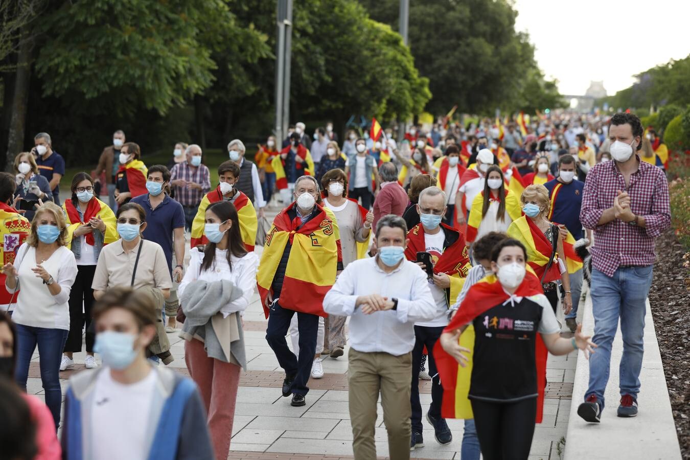 En imágenes, centenares de cordobeses protestan contra Sánchez en el Vial