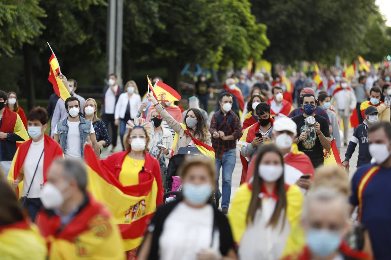 En imágenes, centenares de cordobeses protestan contra Sánchez en el Vial