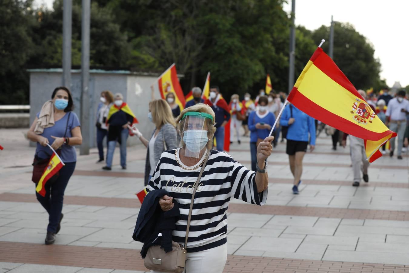 En imágenes, centenares de cordobeses protestan contra Sánchez en el Vial