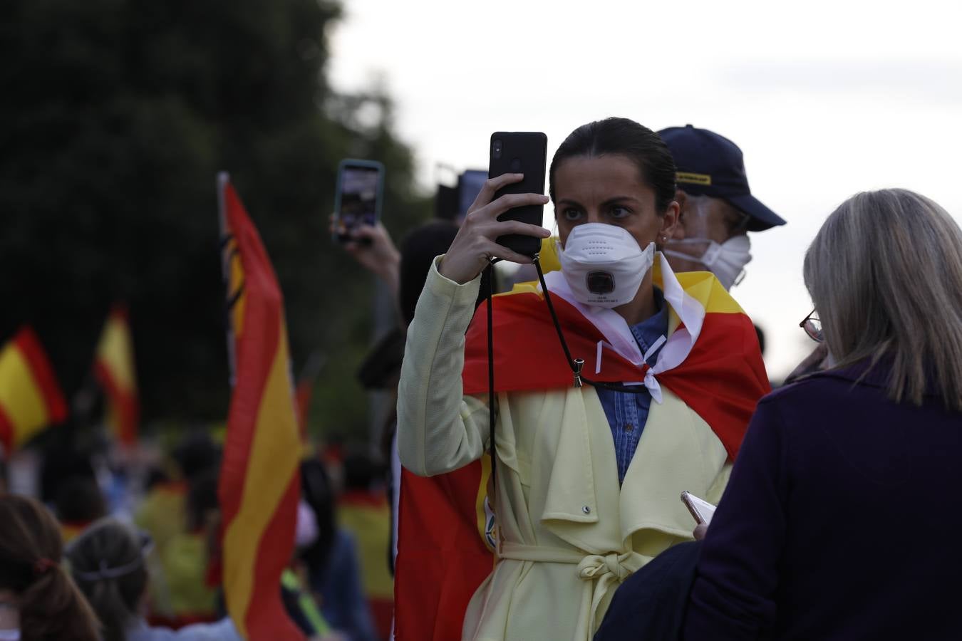 En imágenes, centenares de cordobeses protestan contra Sánchez en el Vial