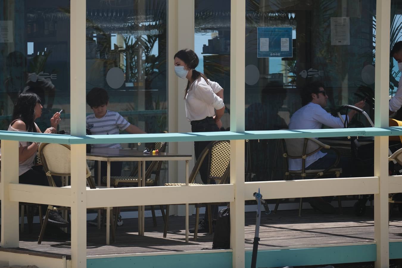 FOTOS: Cádiz llena paseos y terrazas en la «nueva normalidad» de la Fase 1