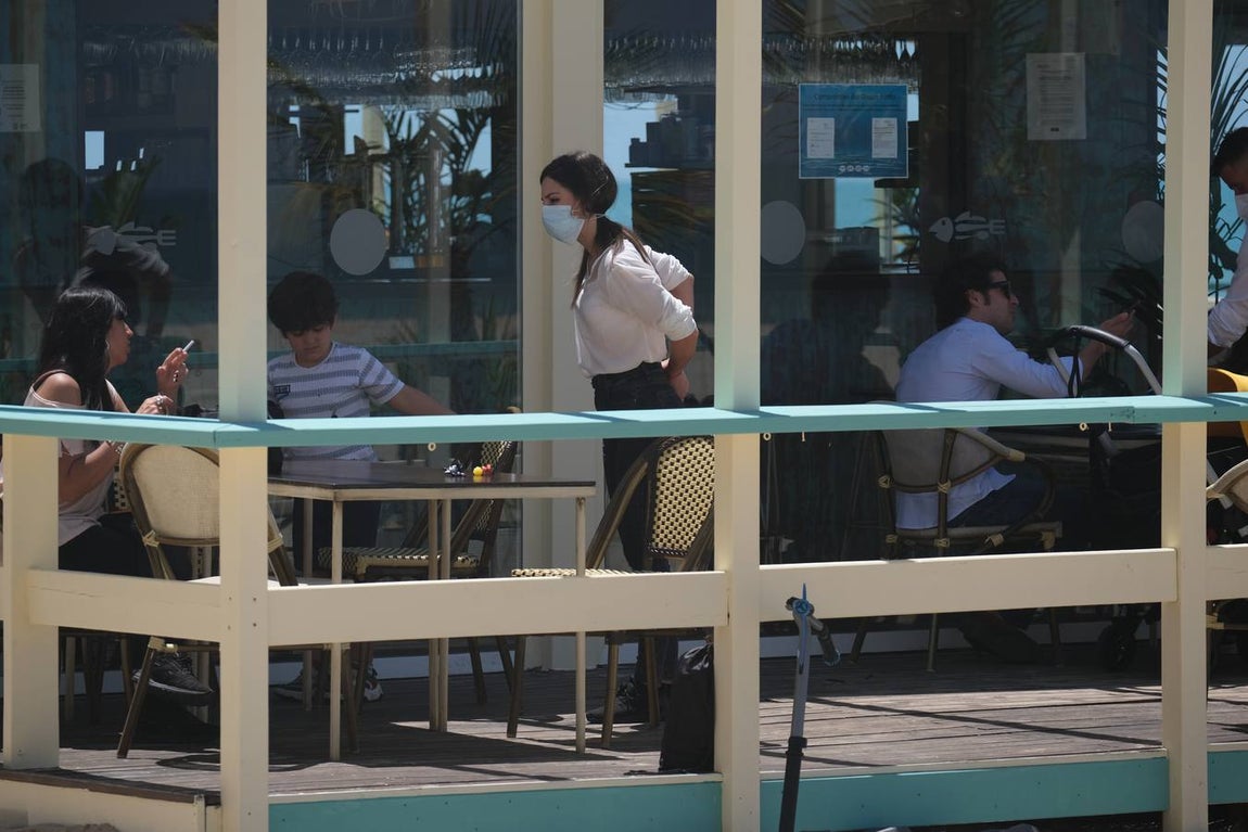FOTOS: Cádiz llena paseos y terrazas en la «nueva normalidad» de la Fase 1