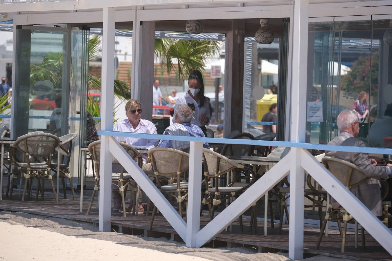 FOTOS: Cádiz llena paseos y terrazas en la «nueva normalidad» de la Fase 1