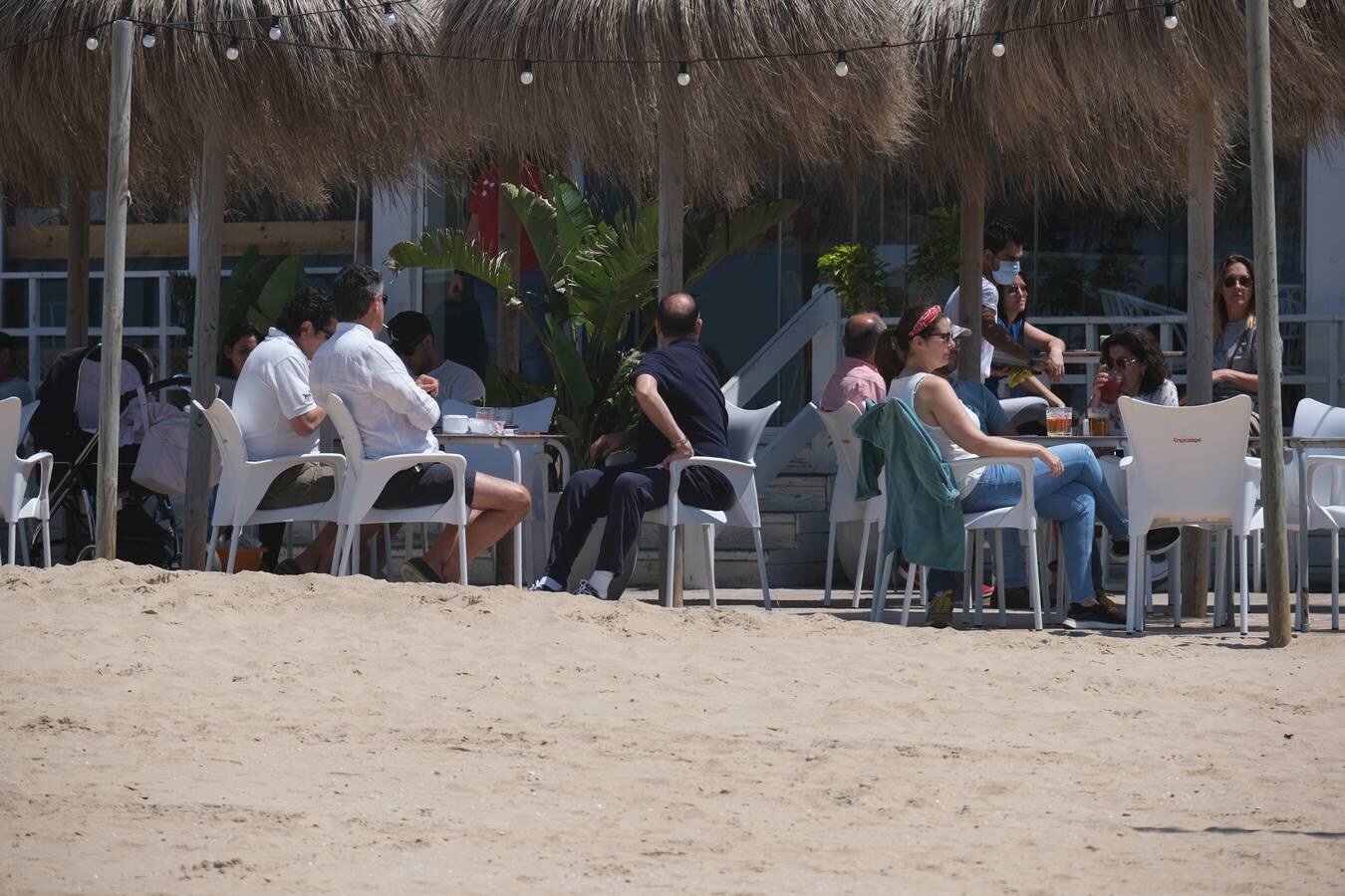 FOTOS: Cádiz llena paseos y terrazas en la «nueva normalidad» de la Fase 1