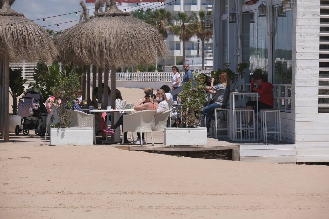 FOTOS: Cádiz llena paseos y terrazas en la «nueva normalidad» de la Fase 1