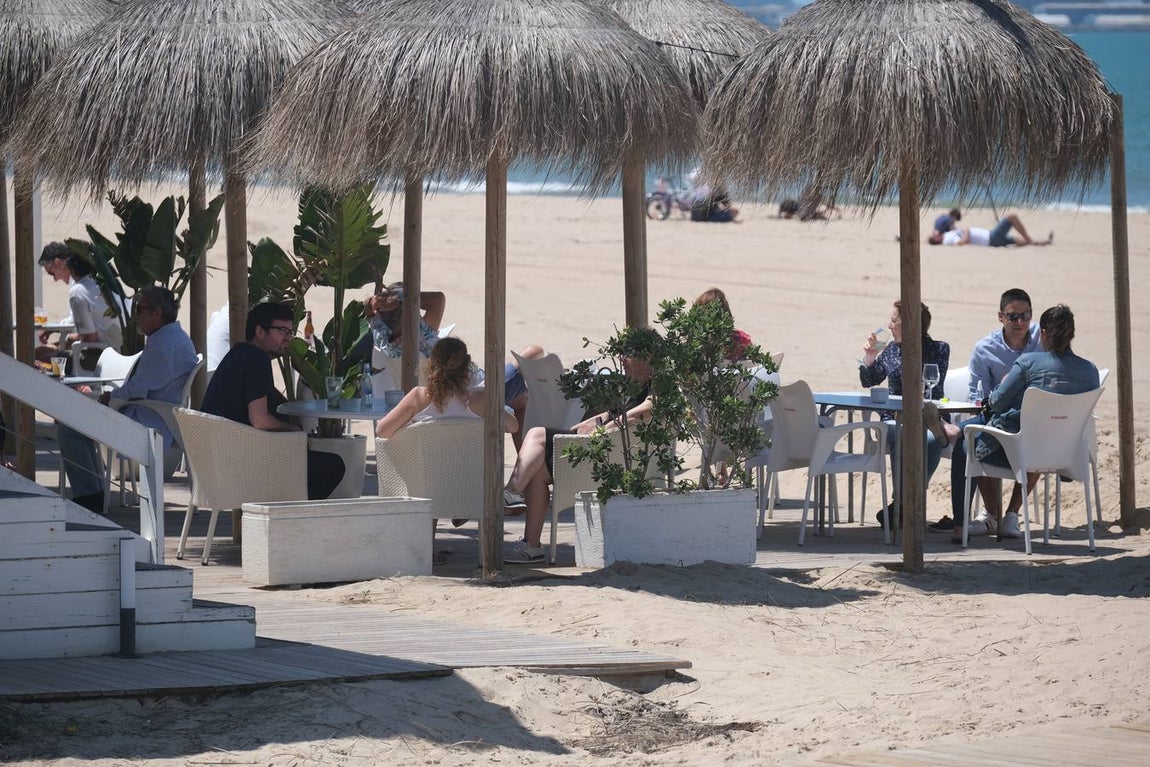 FOTOS: Cádiz llena paseos y terrazas en la «nueva normalidad» de la Fase 1