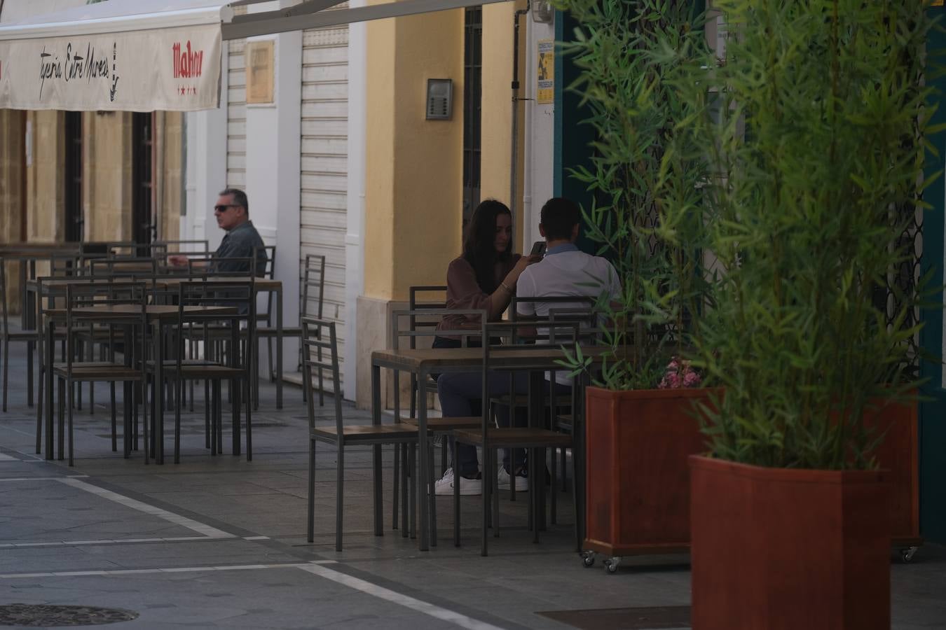 FOTOS: Cádiz llena paseos y terrazas en la «nueva normalidad» de la Fase 1