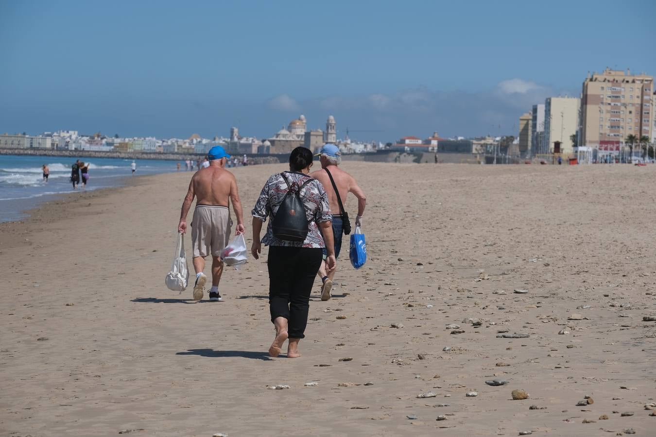 FOTOS: Cádiz llena paseos y terrazas en la «nueva normalidad» de la Fase 1