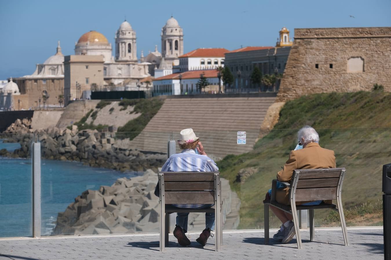 FOTOS: Cádiz llena paseos y terrazas en la «nueva normalidad» de la Fase 1