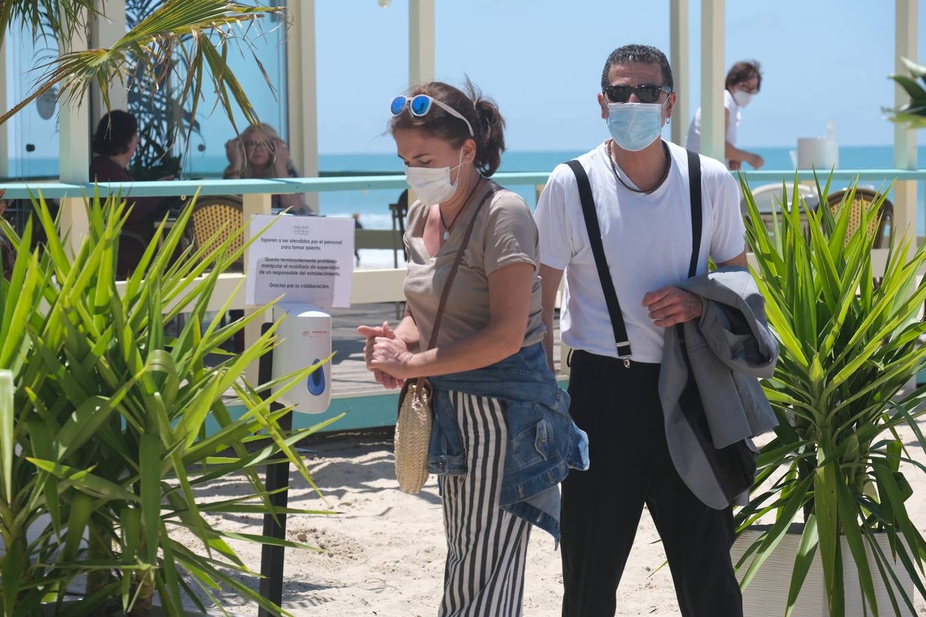 FOTOS: Cádiz llena paseos y terrazas en la «nueva normalidad» de la Fase 1