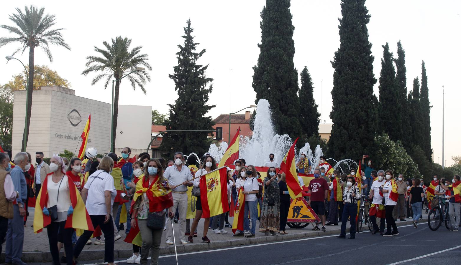 Protesta en Sevilla contra el presidente Pedro Sánchez, en imágenes