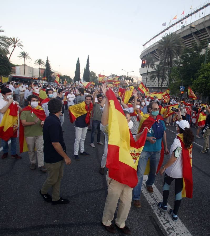 Protesta en Sevilla contra el presidente Pedro Sánchez, en imágenes