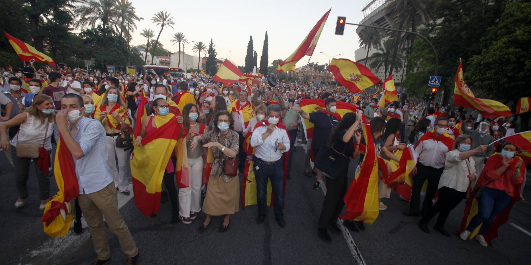 Protesta en Sevilla contra el presidente Pedro Sánchez, en imágenes