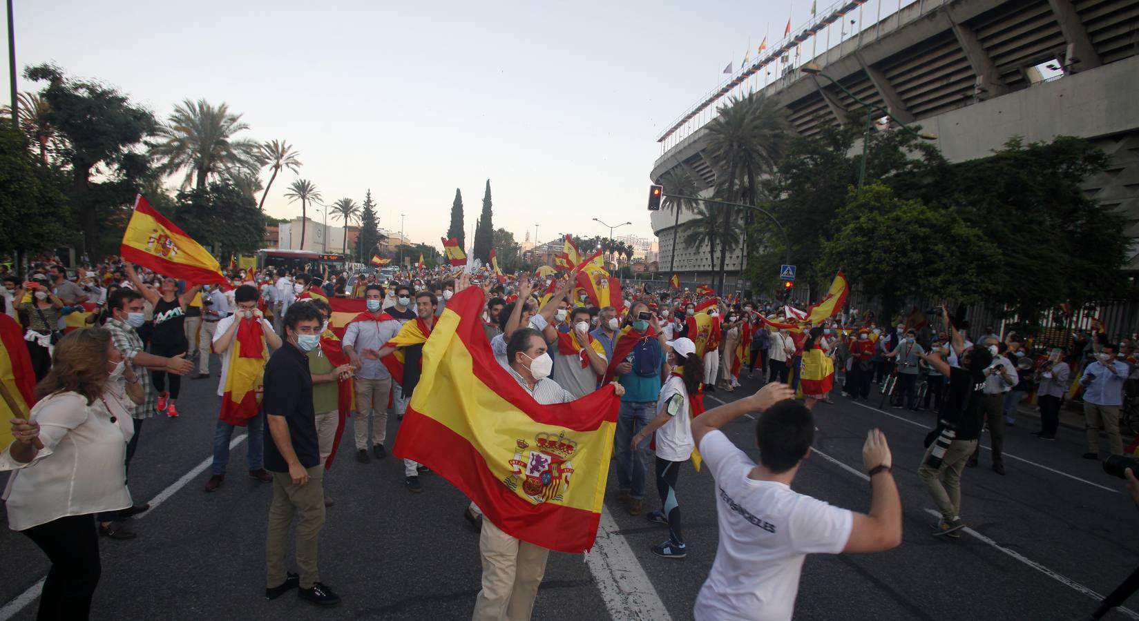 Protesta en Sevilla contra el presidente Pedro Sánchez, en imágenes