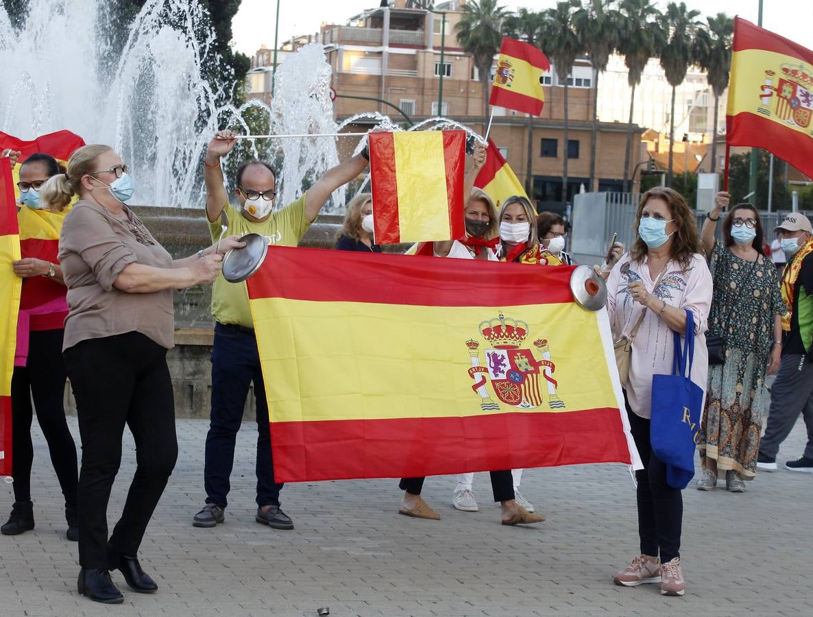 Protesta en Sevilla contra el presidente Pedro Sánchez, en imágenes