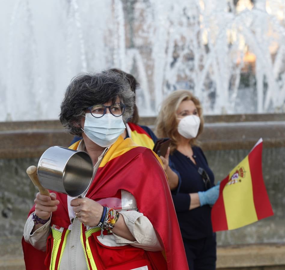 Protesta en Sevilla contra el presidente Pedro Sánchez, en imágenes