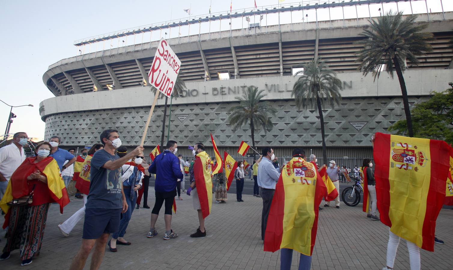 Protesta en Sevilla contra el presidente Pedro Sánchez, en imágenes