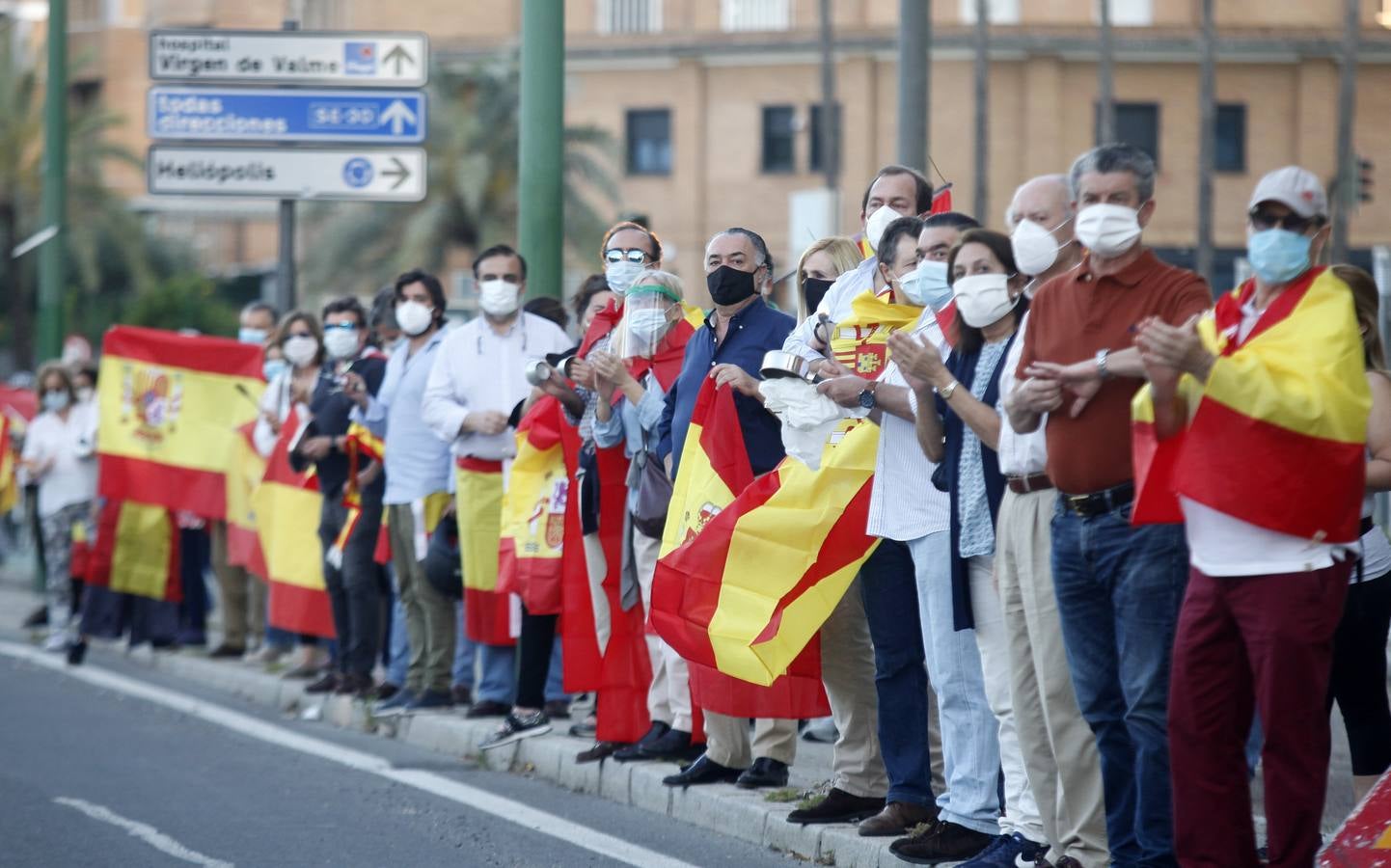 Protesta en Sevilla contra el presidente Pedro Sánchez, en imágenes