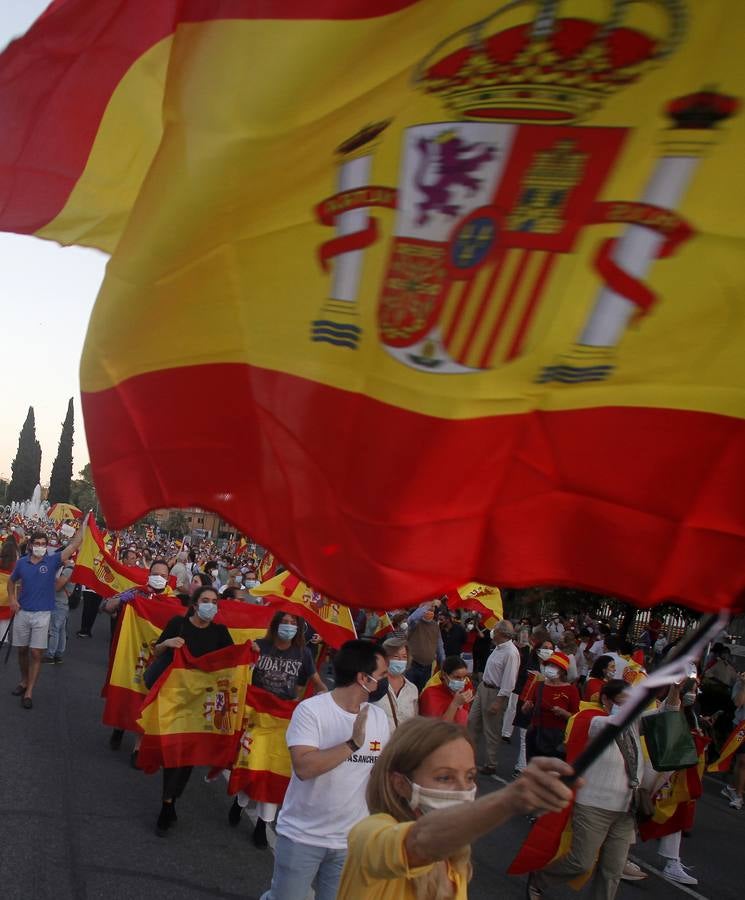 Protesta en Sevilla contra el presidente Pedro Sánchez, en imágenes