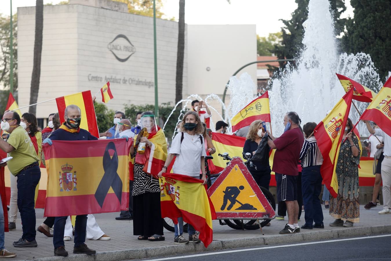 Protesta en Sevilla contra el presidente Pedro Sánchez, en imágenes