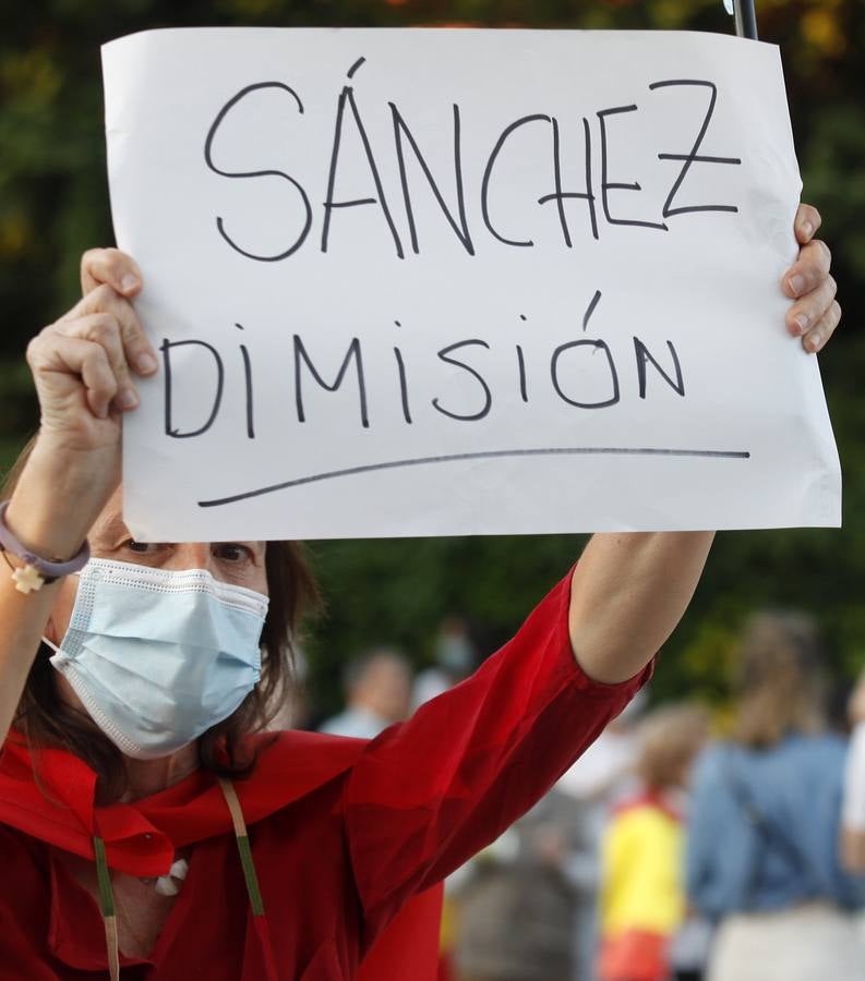 Protesta en Sevilla contra el presidente Pedro Sánchez, en imágenes