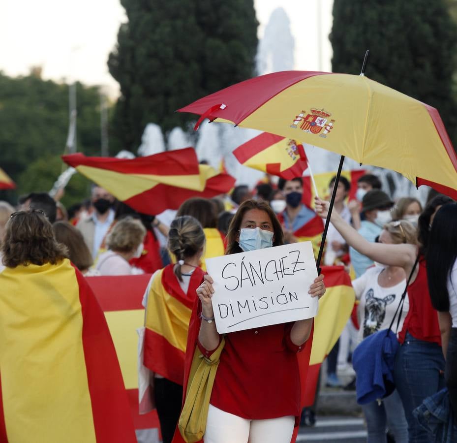 Protesta en Sevilla contra el presidente Pedro Sánchez, en imágenes