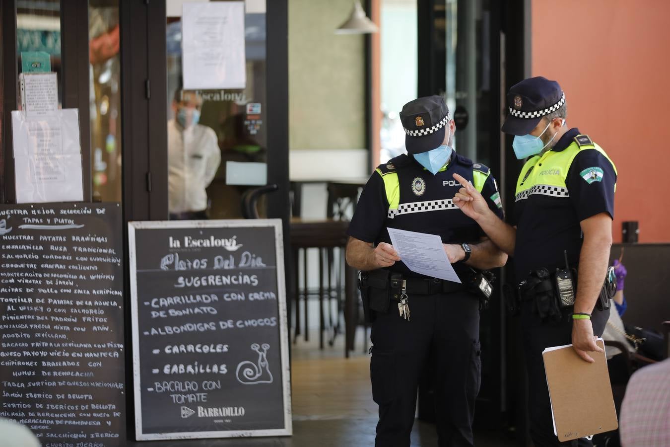 La Policía Local mantiene una campaña de inspecciones para asegurar el cumplimiento de las restricciones en las terrazas de Sevilla