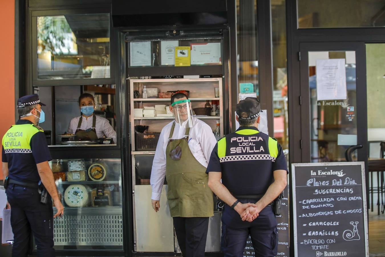 La Policía Local mantiene una campaña de inspecciones para asegurar el cumplimiento de las restricciones en las terrazas de Sevilla