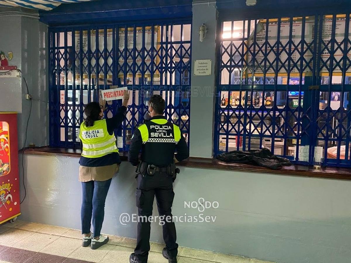 La Policía Local mantiene una campaña de inspecciones para asegurar el cumplimiento de las restricciones en las terrazas de Sevilla