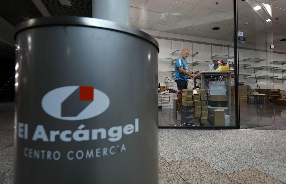 En imágenes, el centro comercial El Arcángel de Córdoba prepara su reapertura