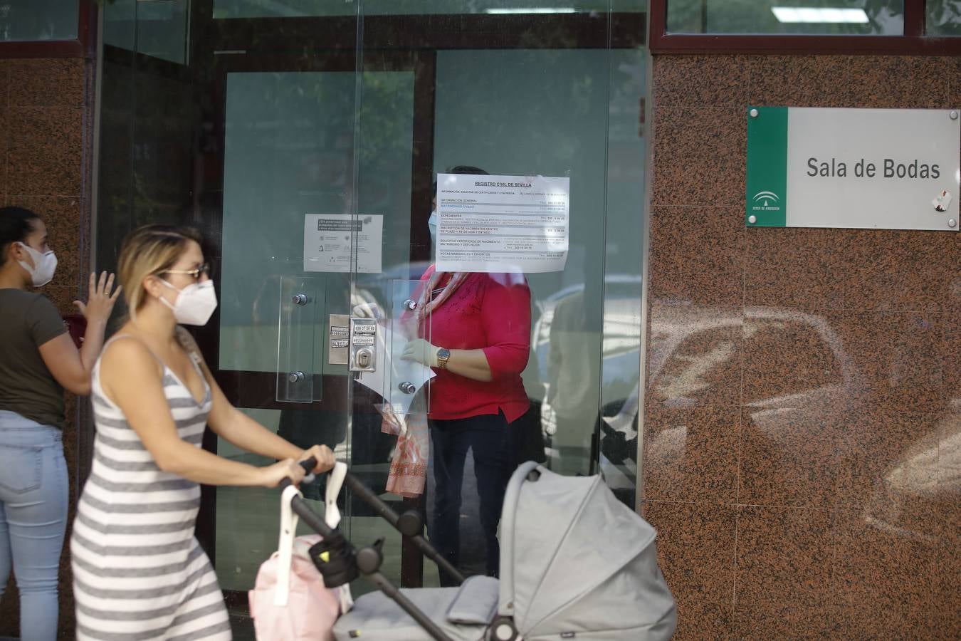 En imágenes, la primera boda celebrada en el Registro Civil de Sevilla en la «desescalada»