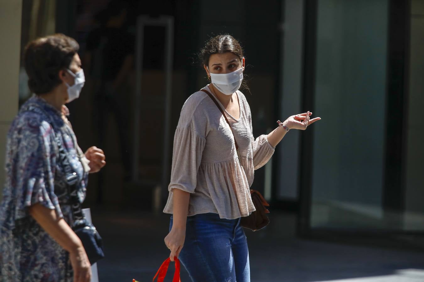 En imágenes, los sevillanos «se acostumbran» a la mascarilla