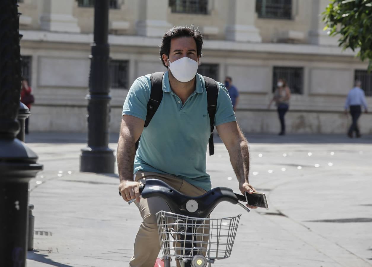 En imágenes, los sevillanos «se acostumbran» a la mascarilla