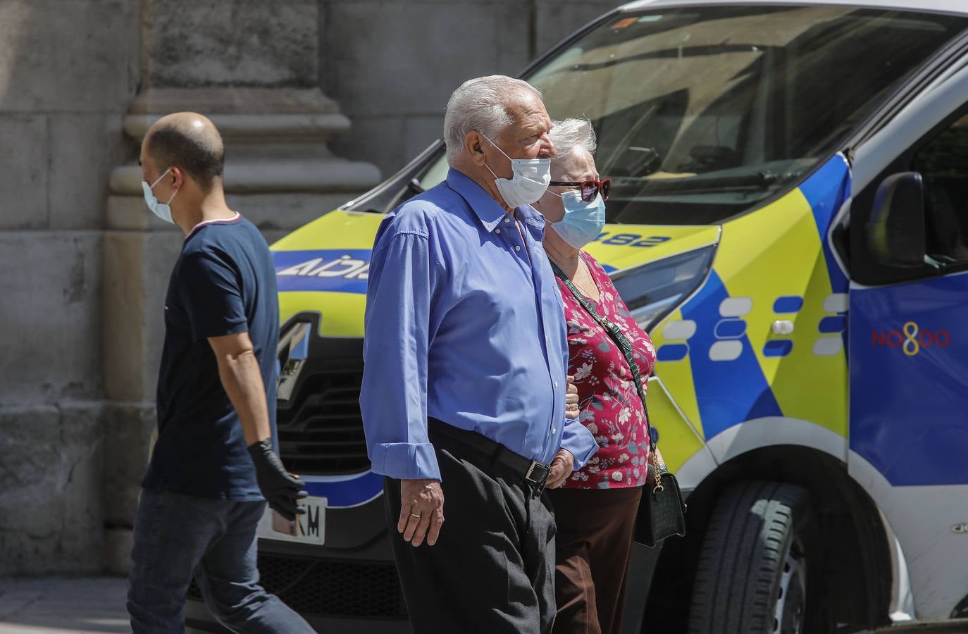 En imágenes, los sevillanos «se acostumbran» a la mascarilla