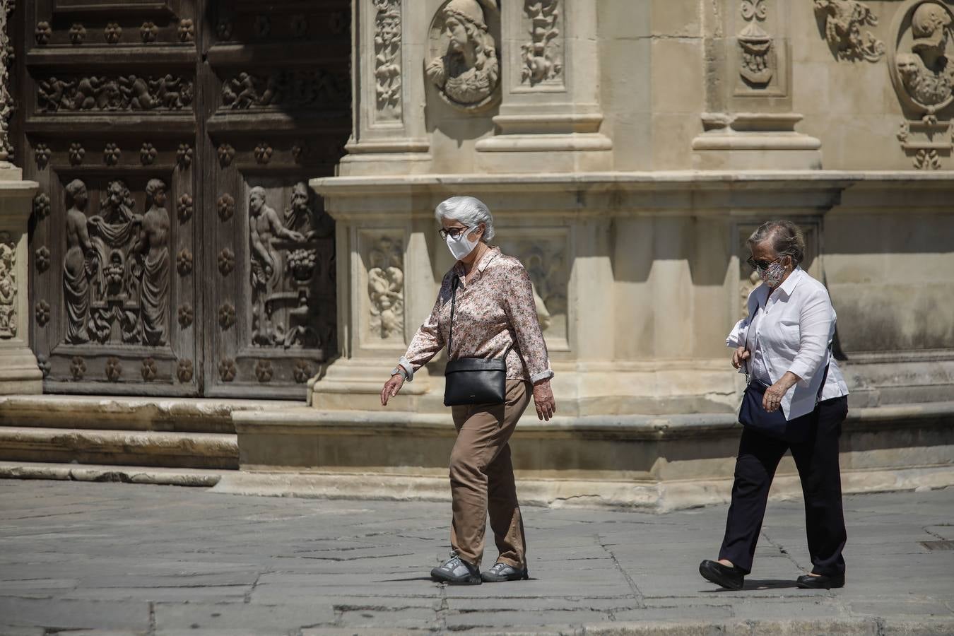 En imágenes, los sevillanos «se acostumbran» a la mascarilla