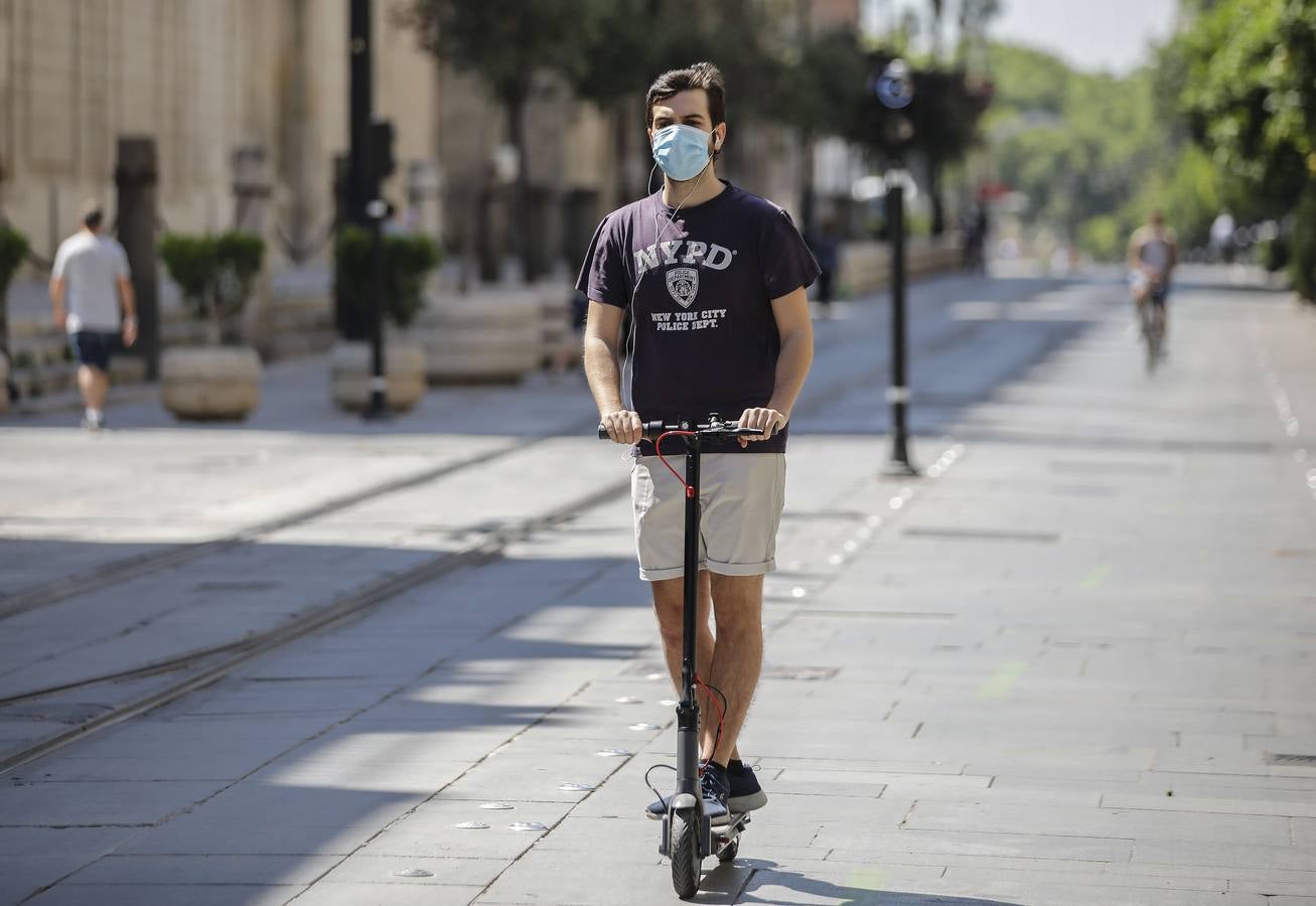 En imágenes, los sevillanos «se acostumbran» a la mascarilla