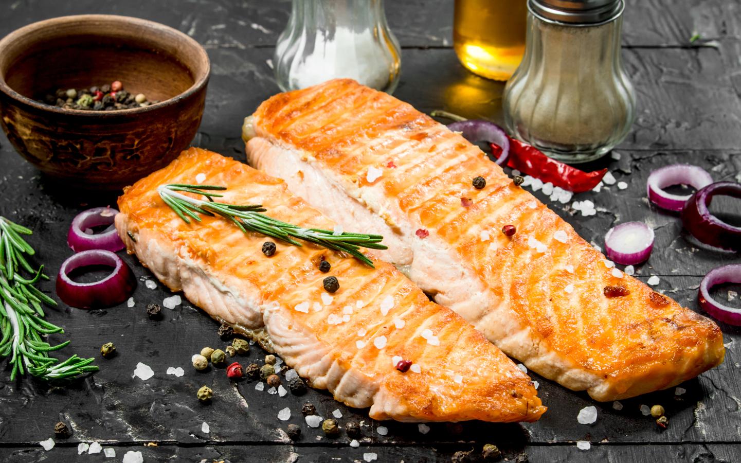 Salmón. El <a href="https://www.abc.es/bienestar/alimentacion/recetas-saludables/abci-beneficios-salmon-ahumado-y-tres-recetas-ligeras-201912230124_noticia.html" target="_blank">salmón </a>aporta un alto porcentaje de omega 3, una grasa saludable que se sabe que ayuda a la buena formulación de la piel.