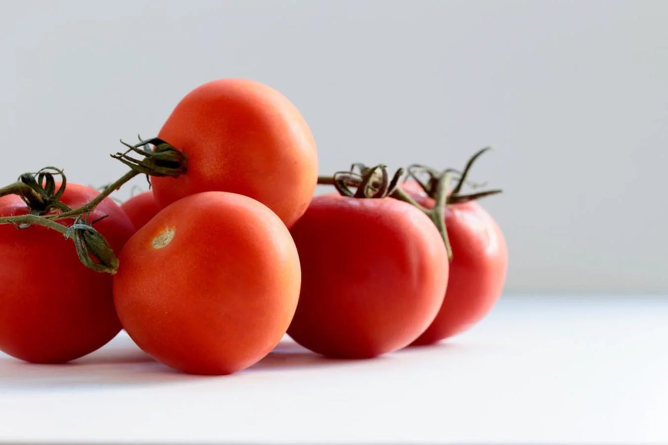 Tomate. Fátima Japón aconseja este vegetal durante todo el año, pero especialmente en verano, cuando puede incluirse en gazpachos. Los <a href="https://www.abc.es/bienestar/alimentacion/abci-tomate-202002121421_noticia.html" target="_blank">tomates </a>tienen mucho licopeno y por eso se los relaciona con el buen desarrollo de la piel.