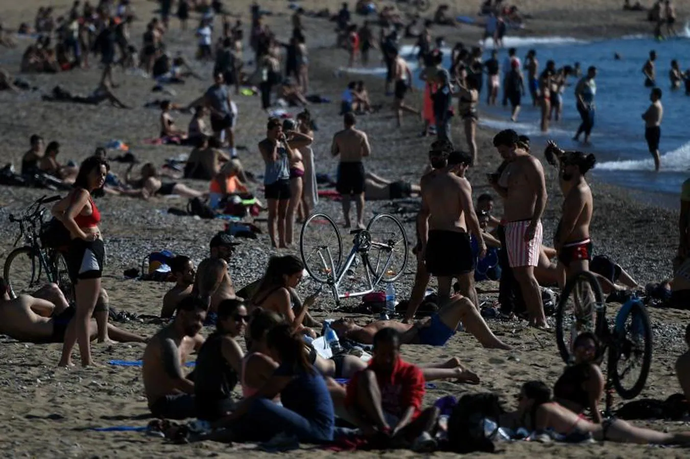 Gente tomando el sol en la playa de la Barceloneta, en Barcelona, este 20 de mayo. 