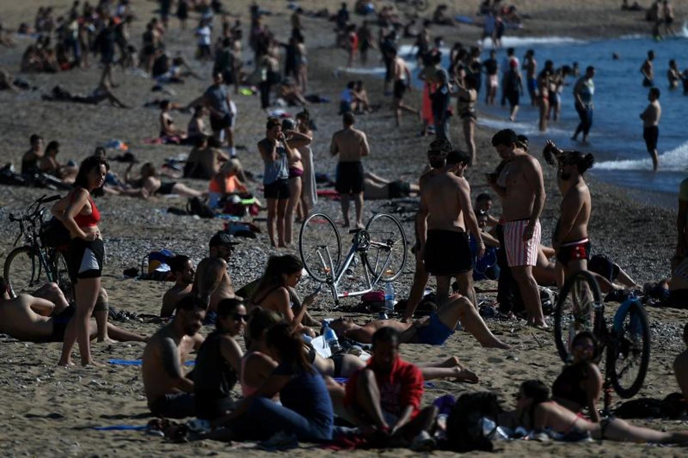 Gente tomando el sol en la playa de la Barceloneta, en Barcelona, este 20 de mayo. 