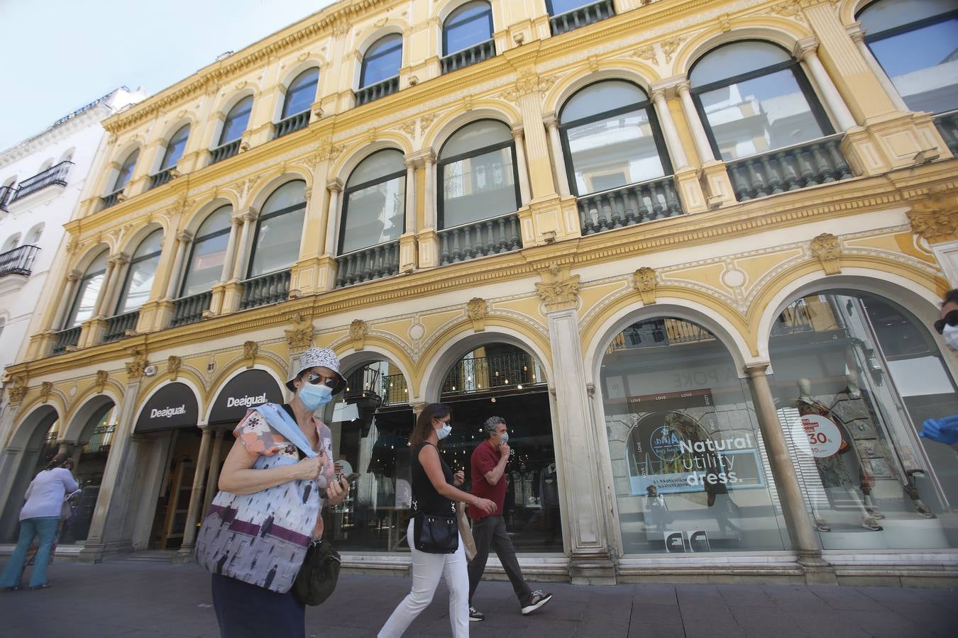 Los comercios de más de 400 metros abren sus puertas en Sevilla