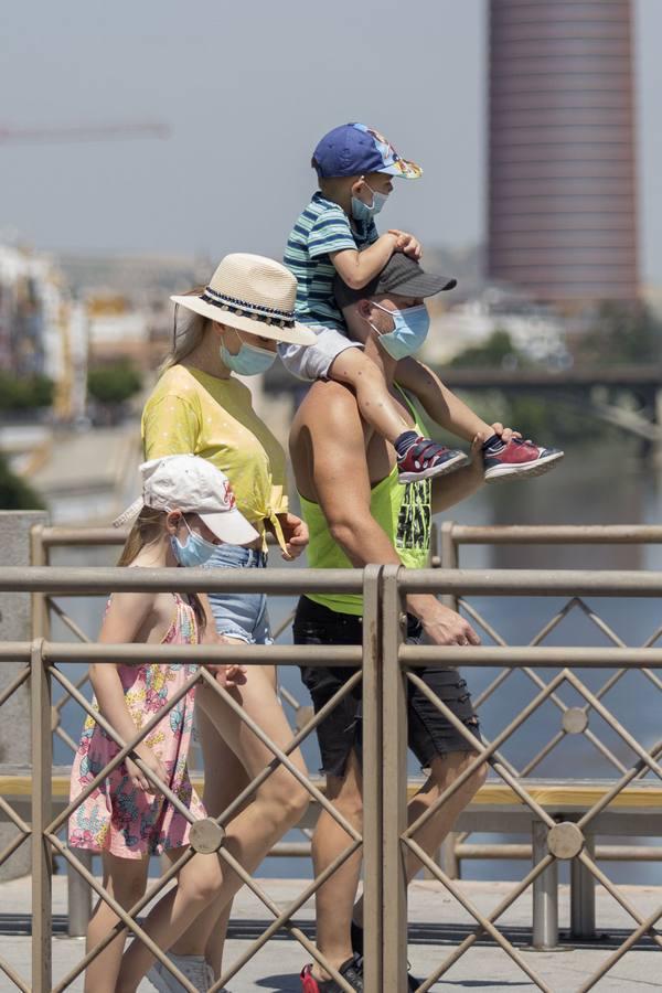 Primer día de uso obligatorio de mascarillas en Sevilla