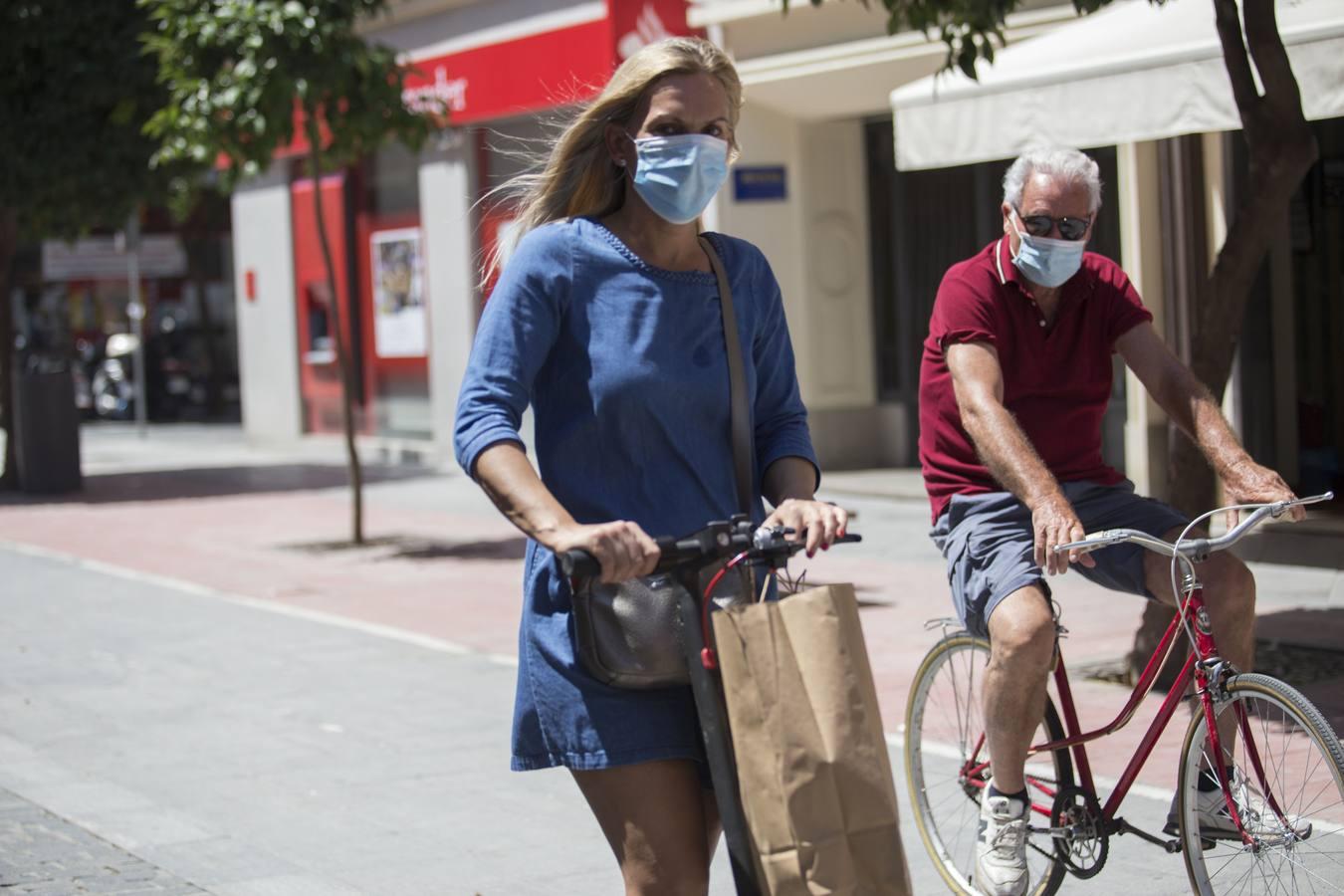 Primer día de uso obligatorio de mascarillas en Sevilla