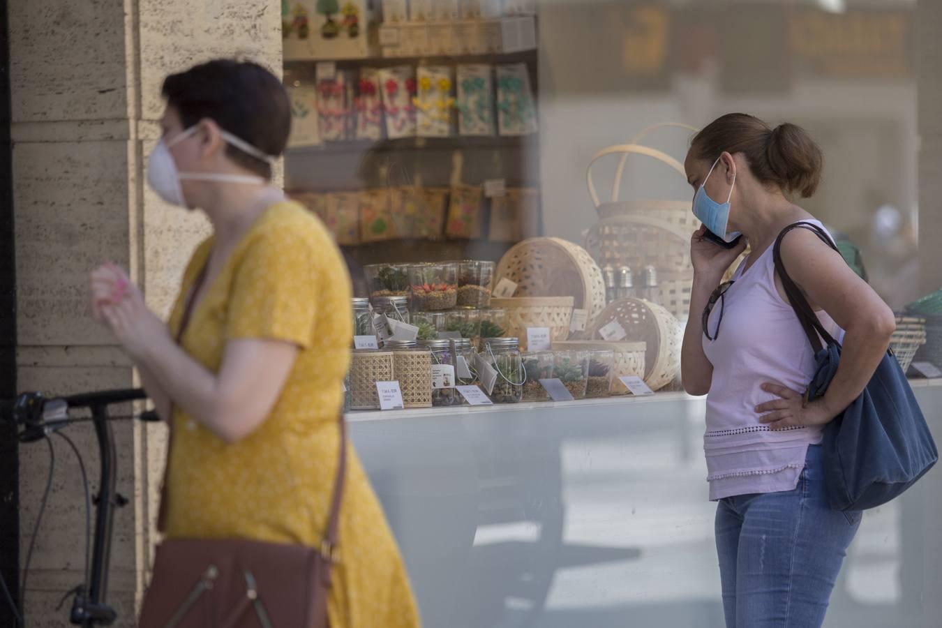 Primer día de uso obligatorio de mascarillas en Sevilla