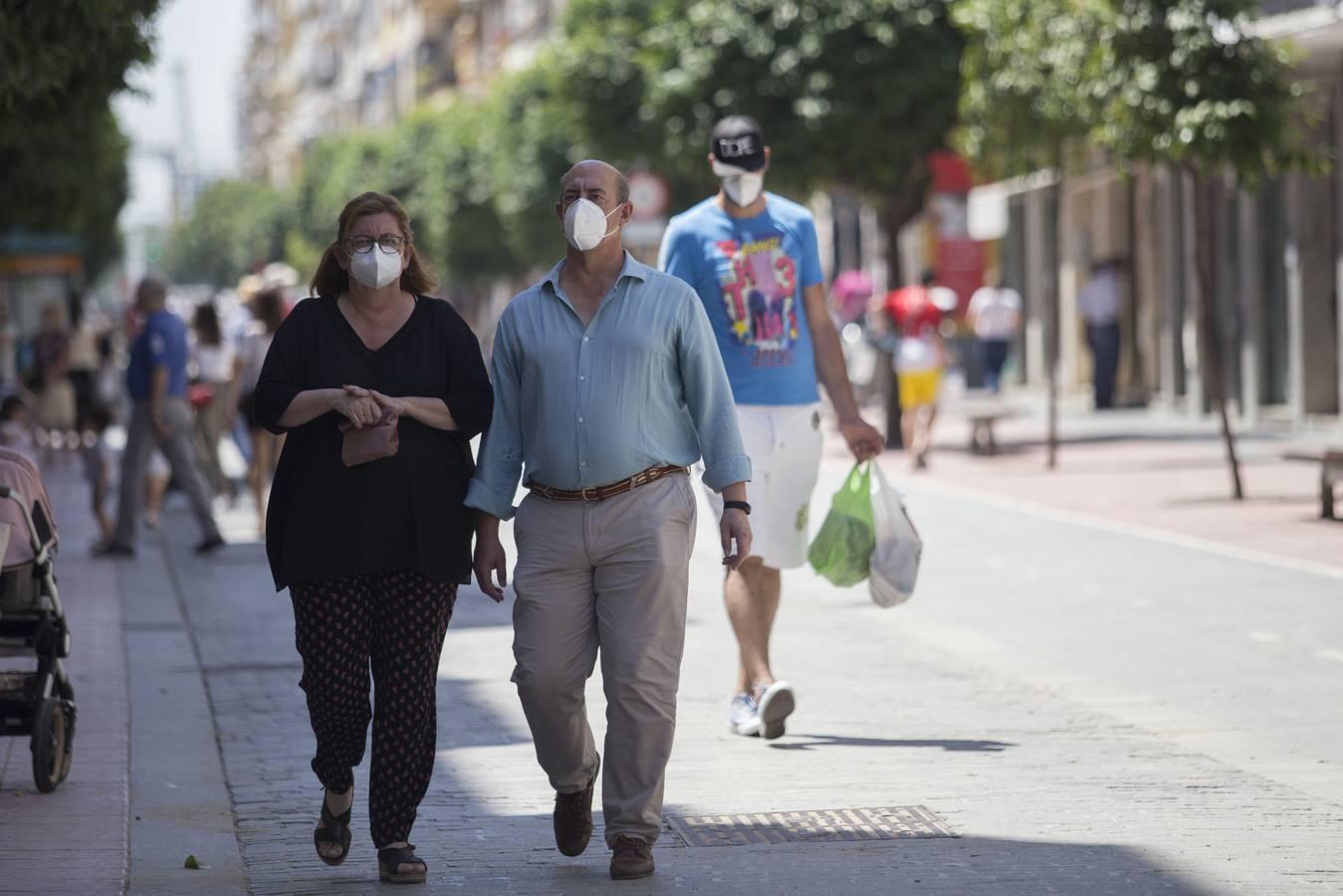 Primer día de uso obligatorio de mascarillas en Sevilla