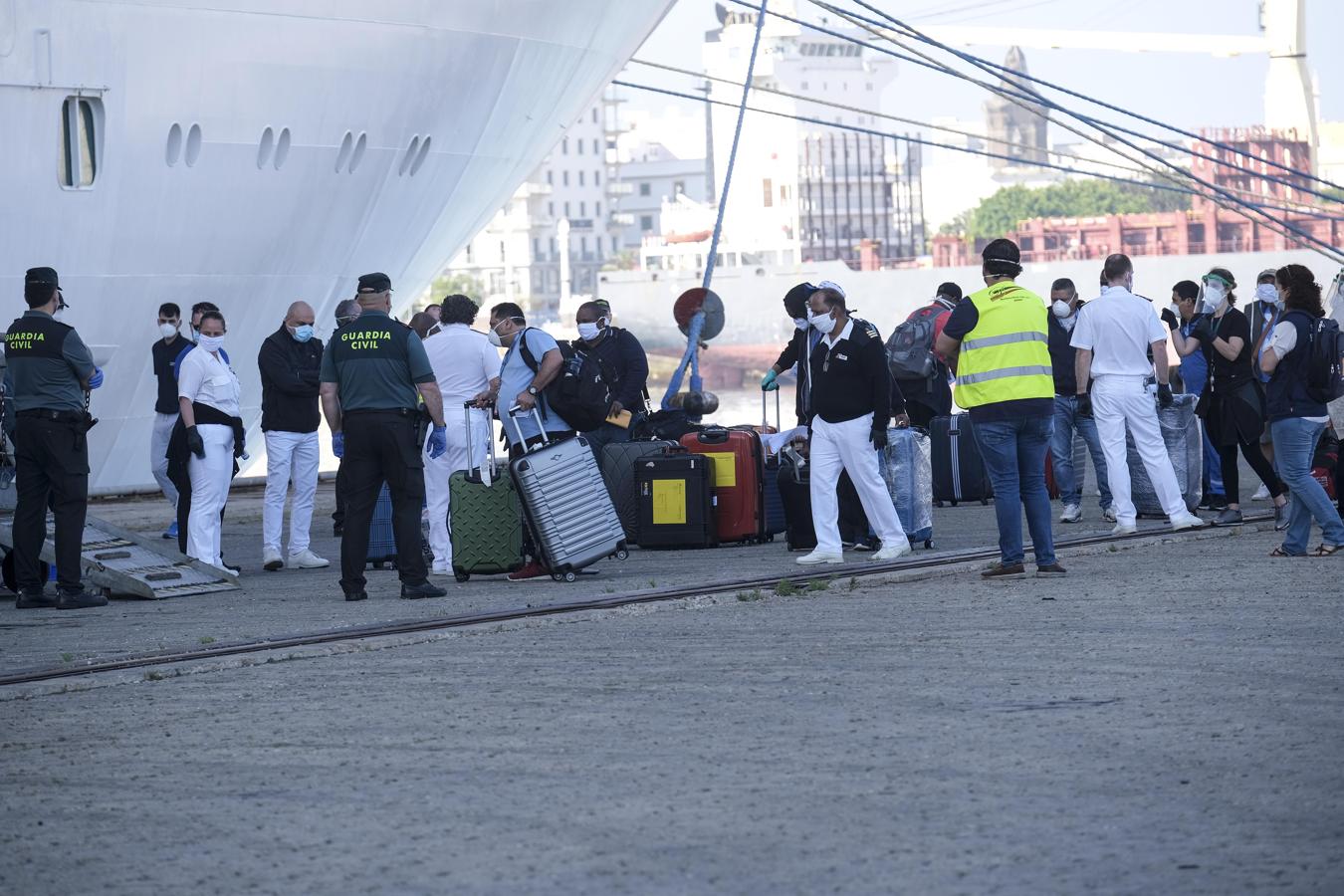 Fotos: Así la sido la marcha de la tripulación del crucero &#039;Carnival Victory&#039; de Cádiz