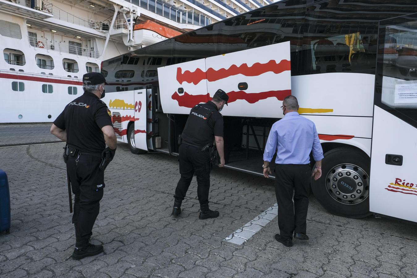 Fotos: Así la sido la marcha de la tripulación del crucero &#039;Carnival Victory&#039; de Cádiz